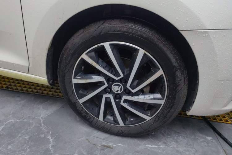 Used Skoda Rapid 2020 1.5L Automatic Comfort Edition Right Front Wheel Hub