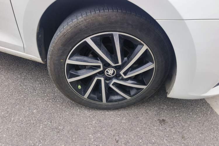 Used Skoda Rapid 2020 1.5L Manual Comfort Edition Right Front Wheel Hub