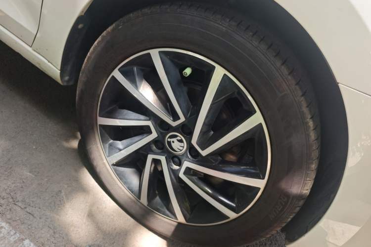 Used Skoda Rapid 2020 1.5L Manual Comfort Edition Right Front Wheel Hub