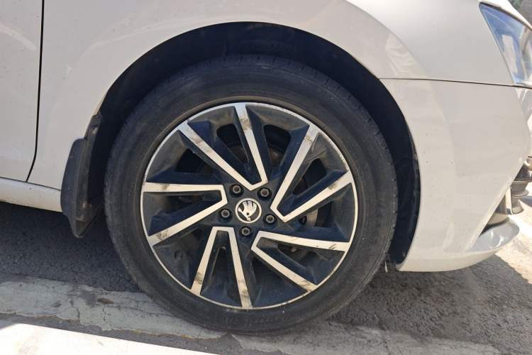 Used Skoda Rapid 2020 1.5L Automatic Comfort Edition Right Front Wheel Hub