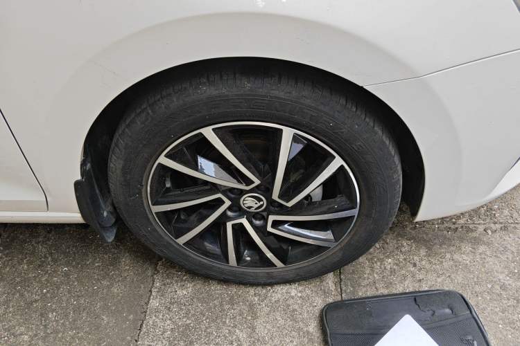 Used Skoda Rapid 2020 1.5L Automatic Comfort Edition Right Front Wheel Hub