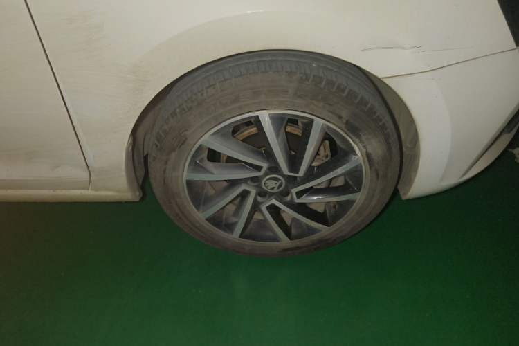 Used Skoda Rapid 2020 1.5L Automatic Comfort Edition Right Front Wheel Hub
