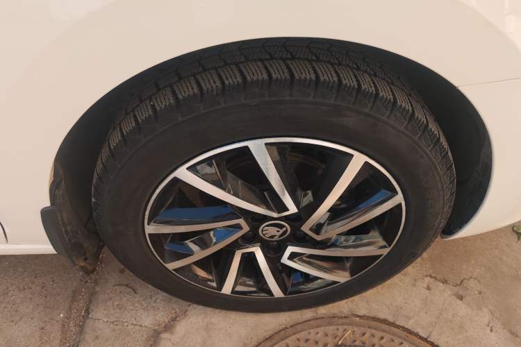 Used Skoda Rapid 2020 1.5L Manual Comfort Edition Right Front Wheel Hub