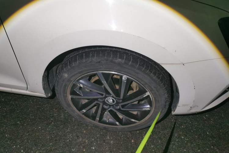 Used Skoda Rapid 2020 1.5L Automatic Comfort Edition Right Front Wheel Hub
