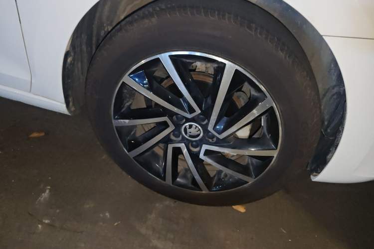 Used Skoda Rapid 2020 1.5L Manual Comfort Edition Right Front Wheel Hub