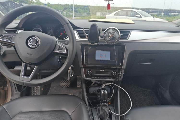 Used Skoda Rapid 2020 1.5L Automatic Comfort Edition Center Console