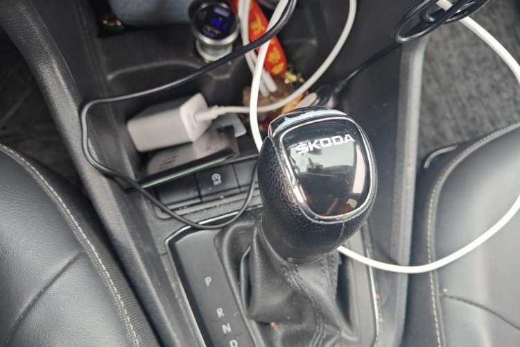 Used Skoda Rapid 2020 1.5L Automatic Comfort Edition Gear Lever