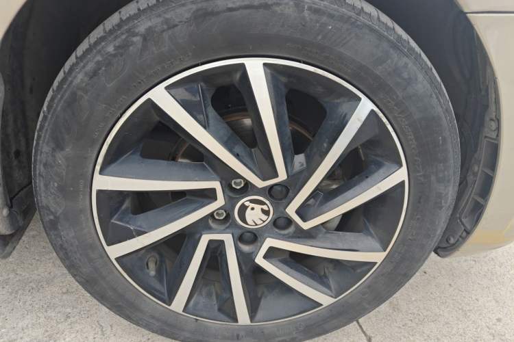 Used Skoda Rapid 2020 1.5L Automatic Comfort Edition Right Front Wheel Hub
