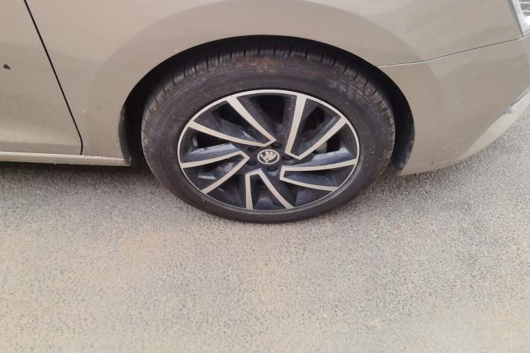 Used Skoda Rapid 2020 1.5L Automatic Comfort Edition Right Front Wheel Hub