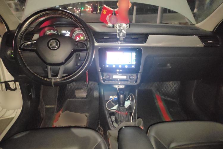 Used Skoda Rapid 2022 1.5L Automatic Comfort Edition Center Console