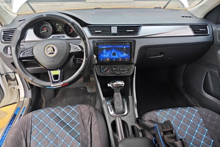 Used Skoda Rapid 2022 1.5L Automatic Comfort Edition Center Console