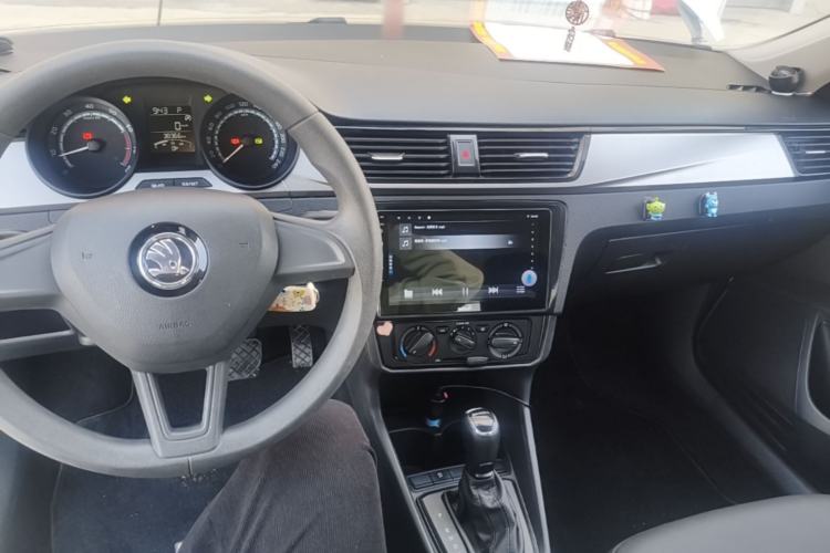 Used Skoda Rapid 2022 1.5L Automatic Comfort Edition Center Console