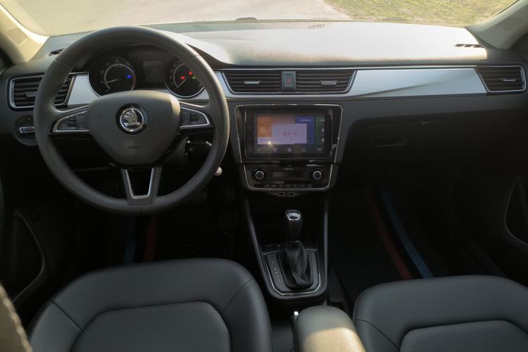 Used Skoda Rapid 2022 1.5L Automatic Comfort Edition Center Console
