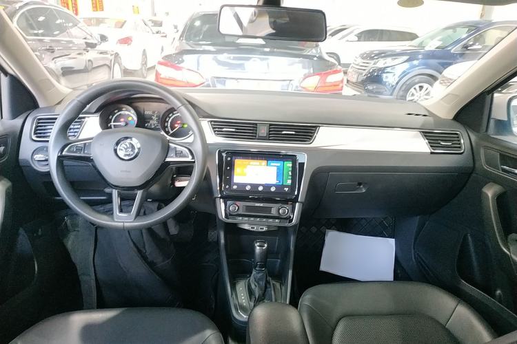Used Skoda Rapid 2022 1.5L Automatic Comfort Edition Center Console