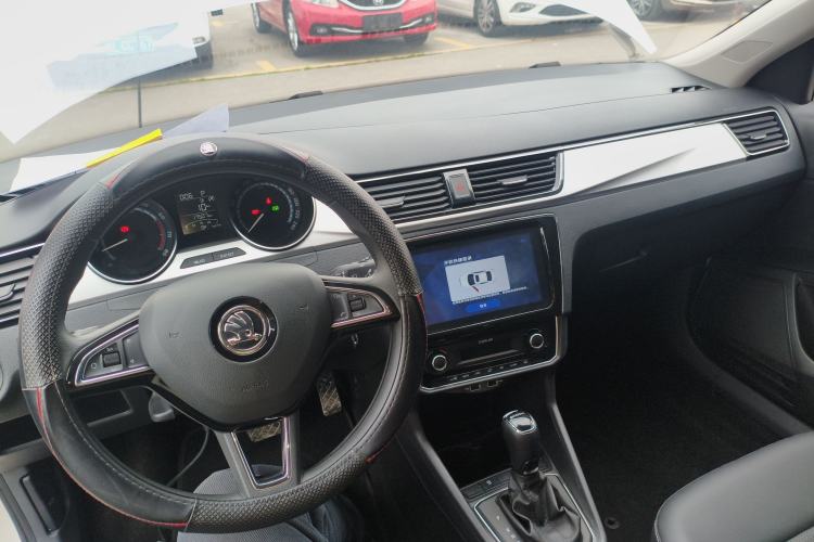 Used Skoda Rapid 2022 1.5L Automatic Comfort Edition Center Console