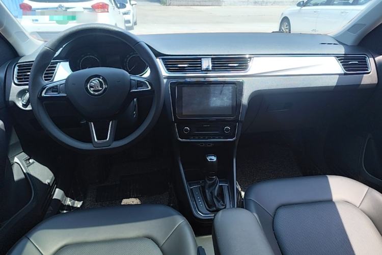 Used Skoda Rapid 2022 1.5L Automatic Comfort Edition Center Console