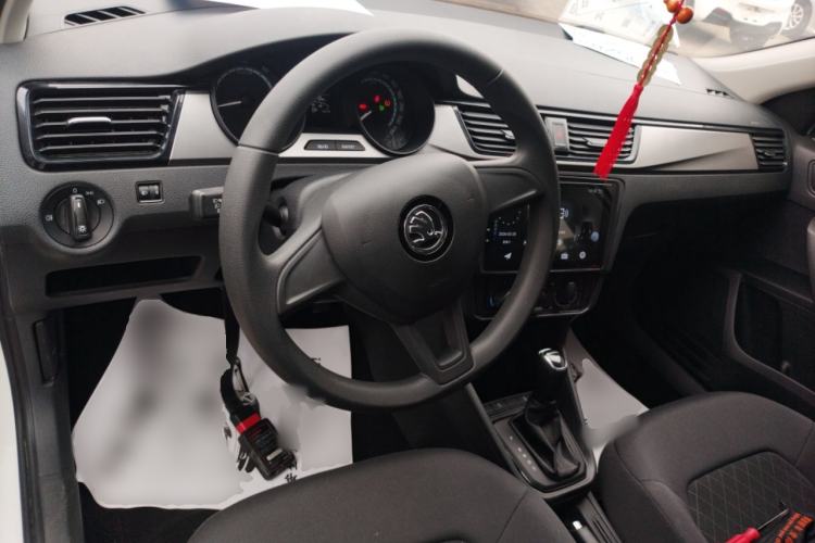 Used Skoda Rapid 2022 1.5L Automatic Comfort Edition Center Console