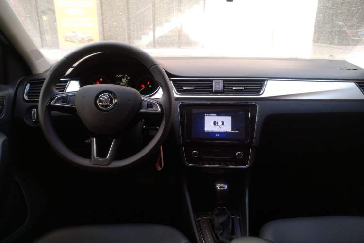 Used Skoda Rapid 2022 1.5L Automatic Comfort Edition Center Console