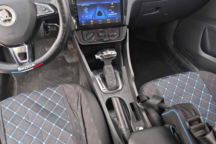 Used Skoda Rapid 2022 1.5L Automatic Comfort Edition Gear Lever