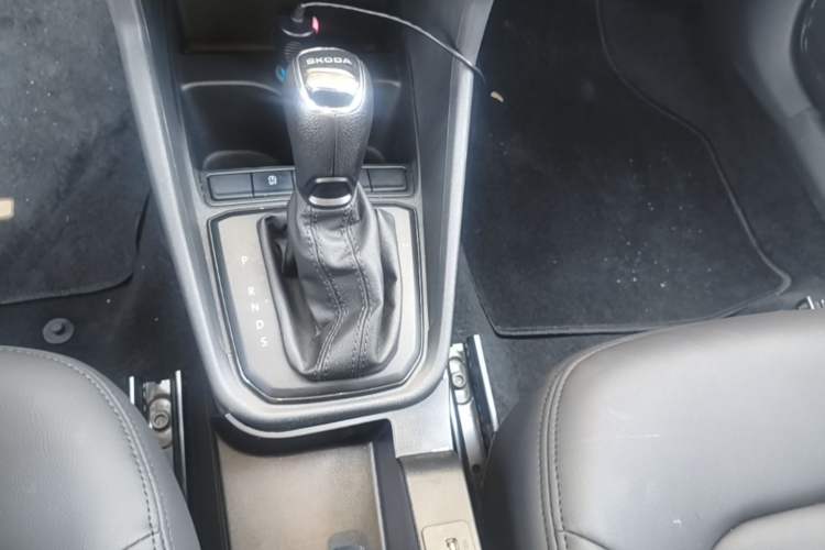 Used Skoda Rapid 2022 1.5L Automatic Comfort Edition Gear Lever
