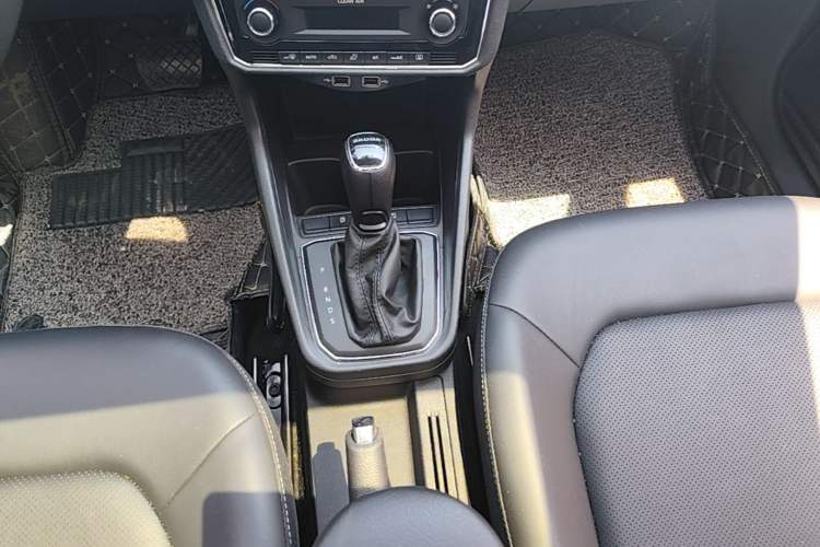 Used Skoda Rapid 2022 1.5L Automatic Comfort Edition Gear Lever