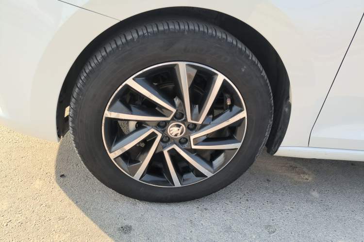 Used Skoda Rapid 2022 1.5L Automatic Comfort Edition Left Front Wheel Hub