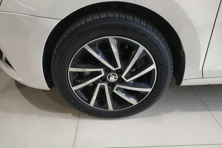 Used Skoda Rapid 2022 1.5L Automatic Comfort Edition Left Front Wheel Hub