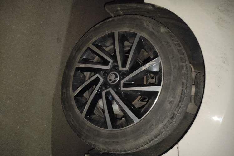 Used Skoda Rapid 2022 1.5L Automatic Comfort Edition Right Front Wheel Hub