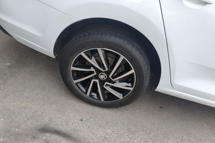 Used Skoda Rapid 2022 1.5L Automatic Comfort Edition Right Rear Wheel Hub