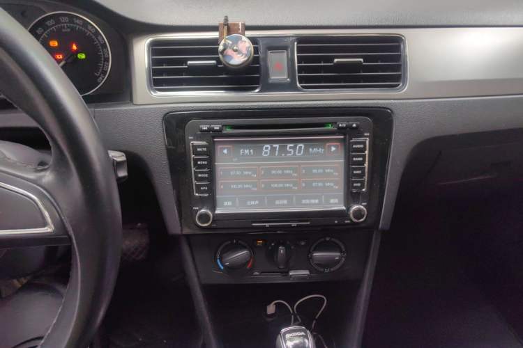 Used Skoda Rapid Spaceback 2014 1.6L Automatic Enjoyment Edition Audio And AC Panel