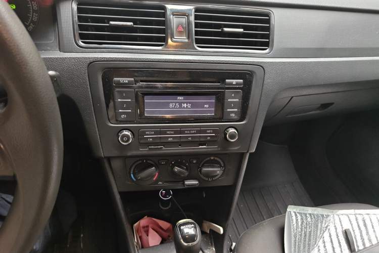 Used Skoda Rapid Spaceback 2014 1.6L Automatic Enjoyment Edition Audio And AC Panel