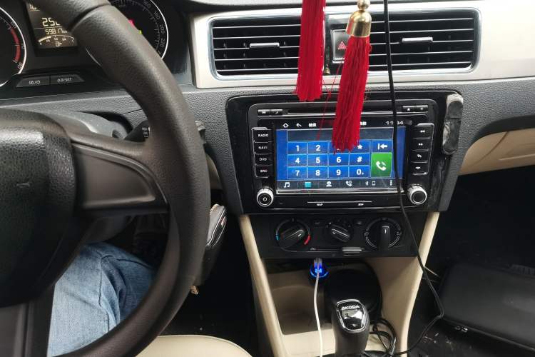 Used Skoda Rapid Spaceback 2014 1.6L Automatic Enjoyment Edition Audio And AC Panel