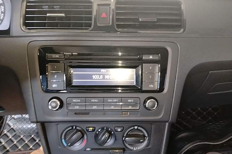 Used Skoda Rapid Spaceback 2014 1.6L Automatic Enjoyment Edition Audio And AC Panel