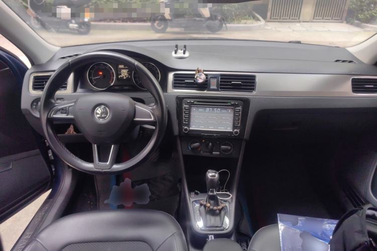 Used Skoda Rapid Spaceback 2014 1.6L Automatic Enjoyment Edition Center Console