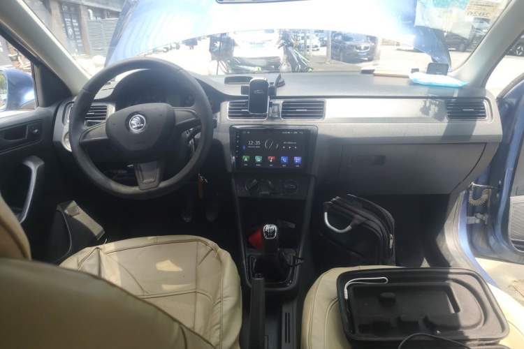 Used Skoda Rapid Spaceback 2014 1.6L Manual Enjoyment Edition Center Console