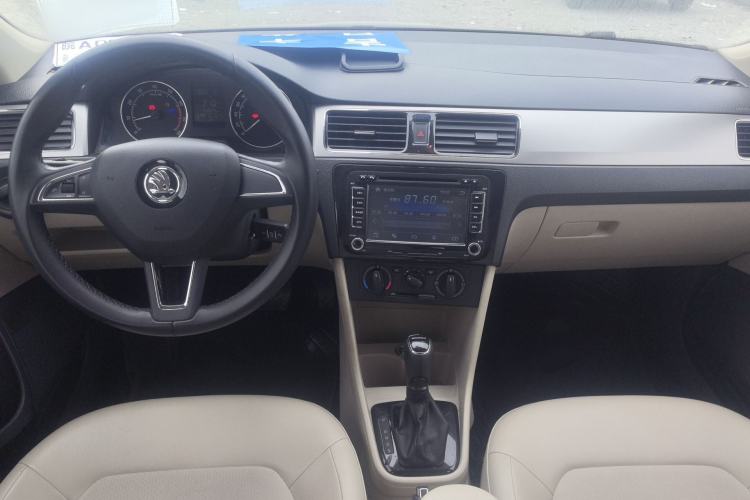 Used Skoda Rapid Spaceback 2014 1.6L Automatic Enjoyment Edition Center Console