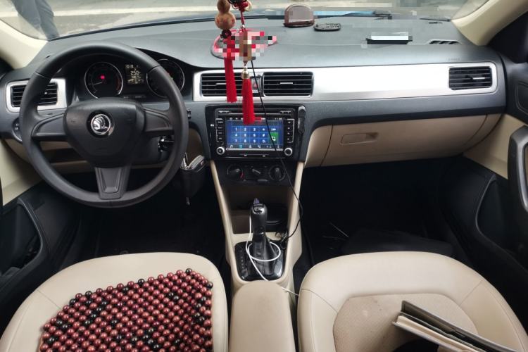 Used Skoda Rapid Spaceback 2014 1.6L Automatic Enjoyment Edition Center Console