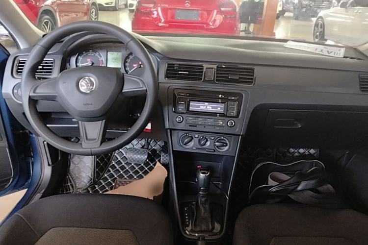 Used Skoda Rapid Spaceback 2014 1.6L Automatic Enjoyment Edition Center Console