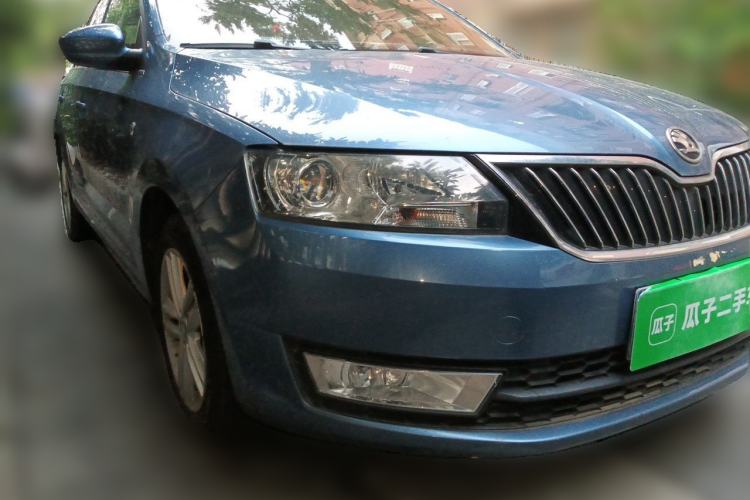 Used Skoda Rapid Spaceback 2014 1.4 TSI DSG Trend Edition Front Right 45 Deg