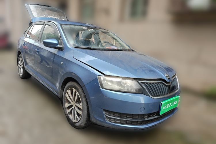 Used Skoda Rapid Spaceback 2014 1.6L Automatic Enjoyment Edition Front Right 45 Deg