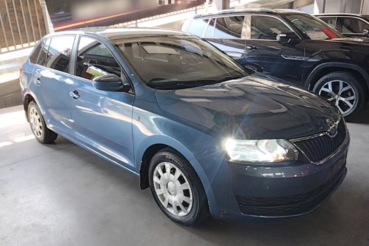 Used Skoda Rapid Spaceback 2014 1.6L Automatic Enjoyment Edition Front Right 45 Deg