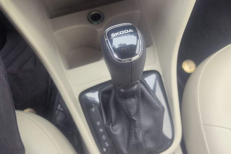 Used Skoda Rapid Spaceback 2014 1.6L Automatic Enjoyment Edition Gear Lever