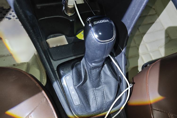 Used Skoda Rapid Spaceback 2014 1.6L Automatic Enjoyment Edition Gear Lever