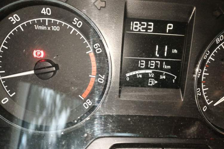 Used Skoda Rapid Spaceback 2014 1.4 TSI DSG Trend Edition Odometer Close Up