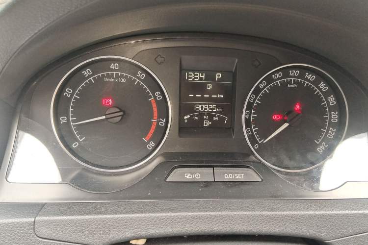 Used Skoda Rapid Spaceback 2014 1.4 TSI DSG Comfort Edition Odometer Close Up