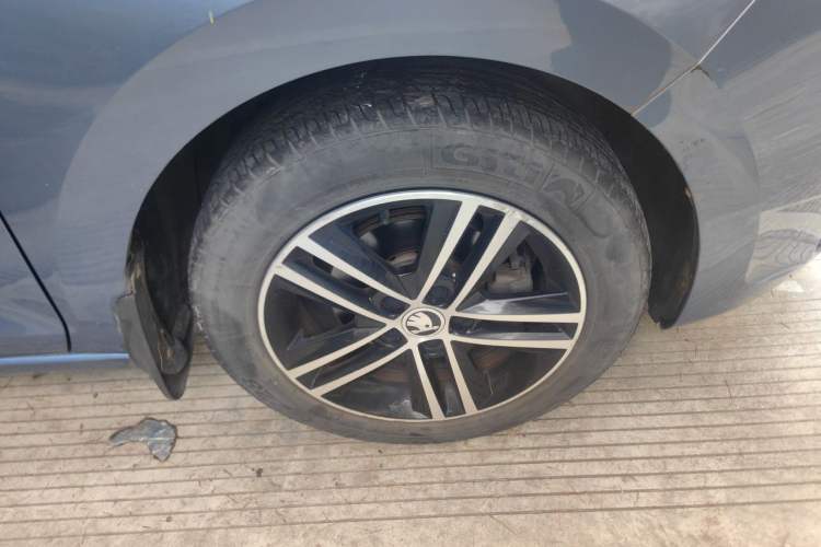 Used Skoda Rapid Spaceback 2014 1.6L Automatic Enjoyment Edition Right Front Wheel Hub