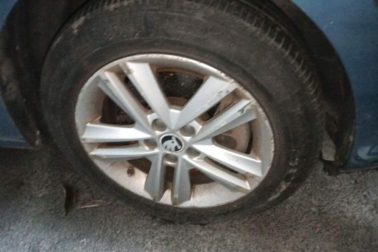 Used Skoda Rapid Spaceback 2014 1.4 TSI DSG Trend Edition Right Front Wheel Hub