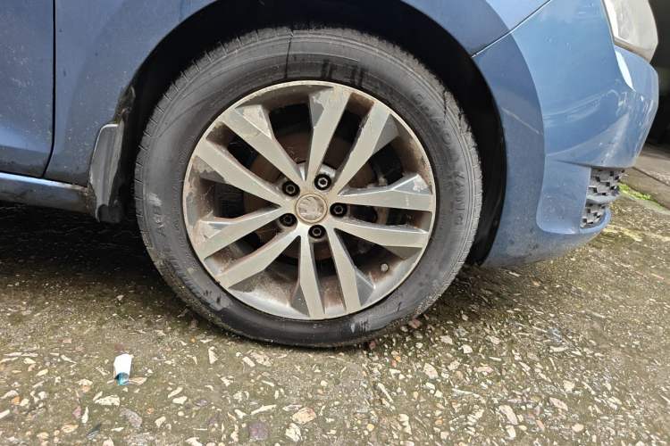 Used Skoda Rapid Spaceback 2014 1.6L Automatic Enjoyment Edition Right Front Wheel Hub