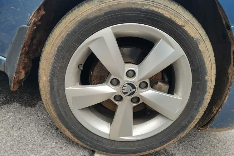 Used Skoda Rapid Spaceback 2014 1.6L Automatic Enjoyment Edition Right Front Wheel Hub