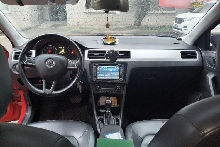 Used Skoda Rapid Spaceback 2014 1.4 TSI DSG Trend Edition Center Console